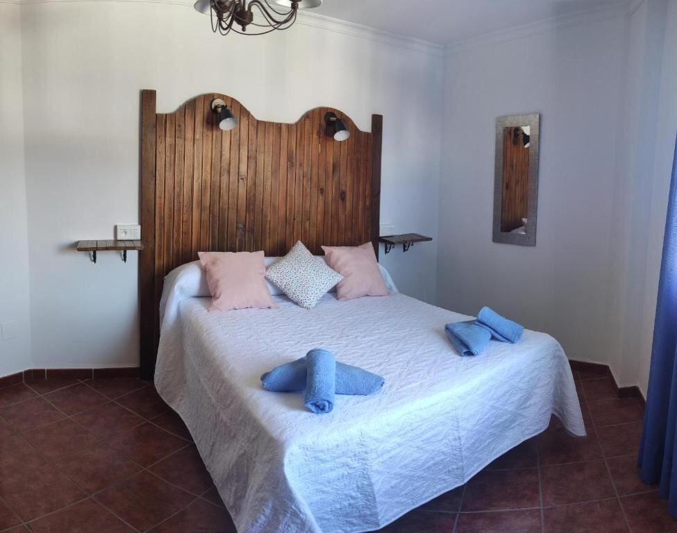 Hostal Vista a la Sierra - room and house view 2