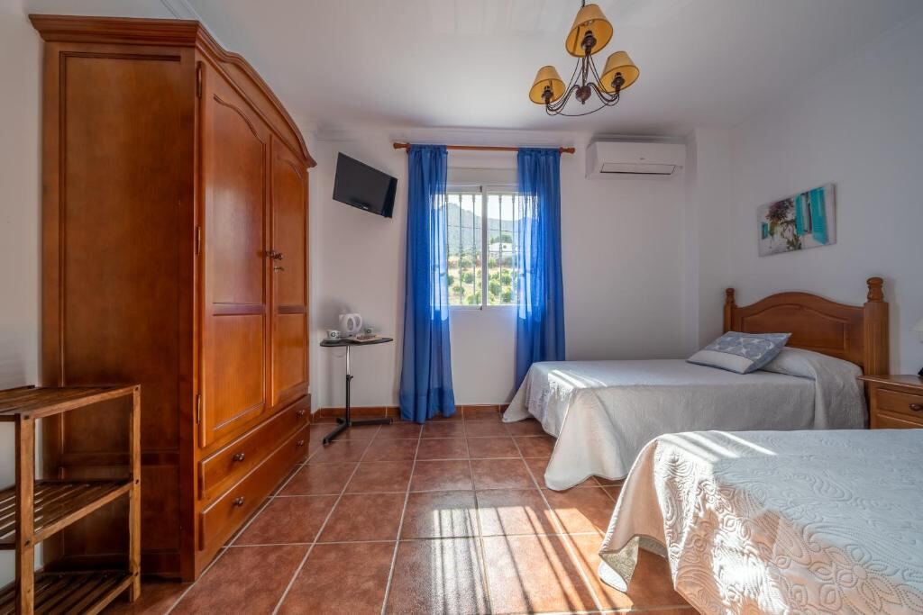 Hostal Vista a la Sierra - room and house view 3